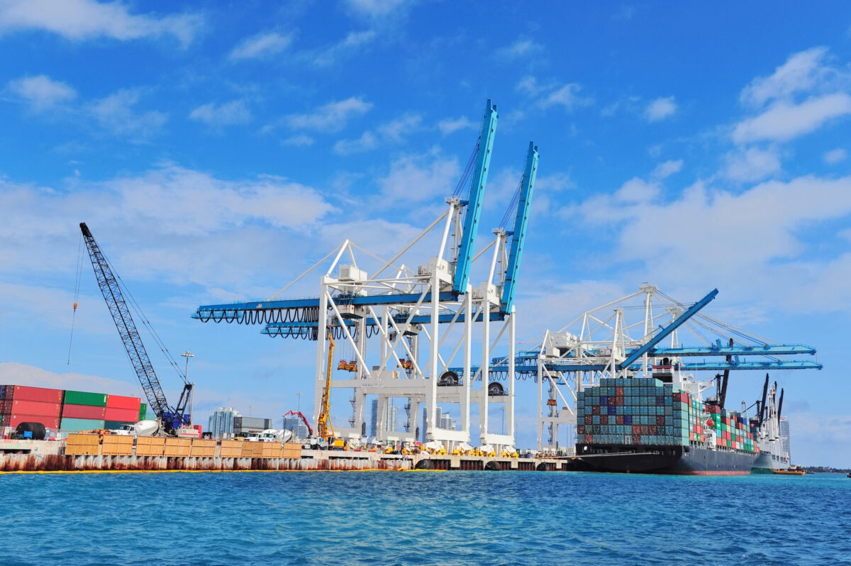 Buque portacontenedores en puerto - exportaciones Uruguay arancel cero acuerdo Mercosur UE