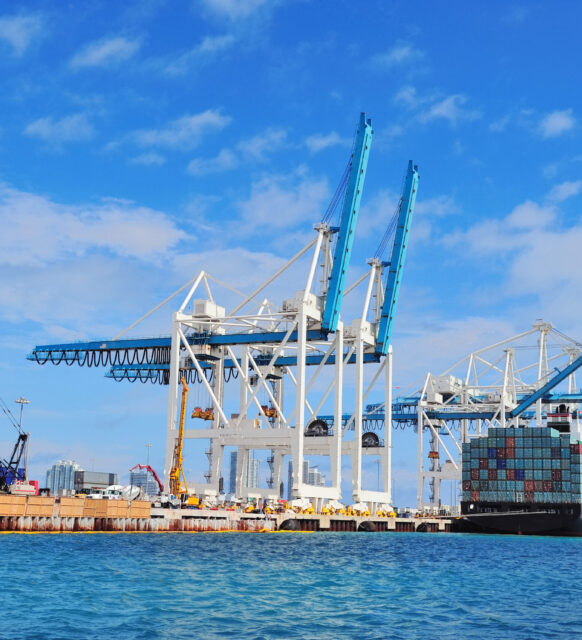 Buque portacontenedores en puerto - exportaciones Uruguay arancel cero acuerdo Mercosur UE