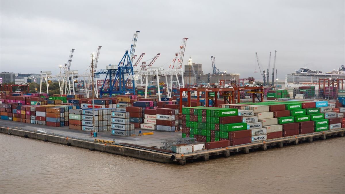 Terminal de contenedores con grúas pórtico y contenedores apilados