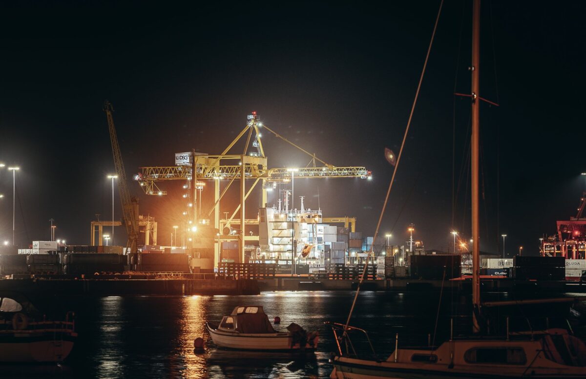 Puerto con grúas y contenedores de noche, exportaciones de Uruguay a la Unión Europea