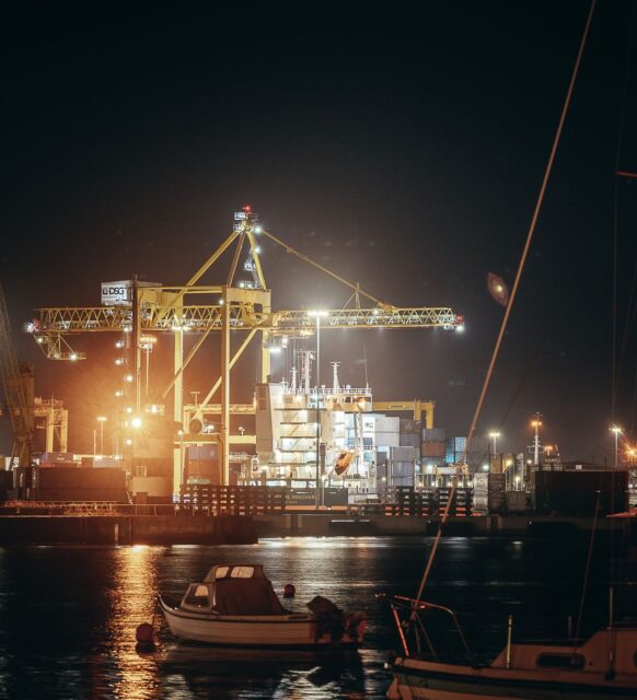 Puerto con grúas y contenedores de noche, exportaciones de Uruguay a la Unión Europea